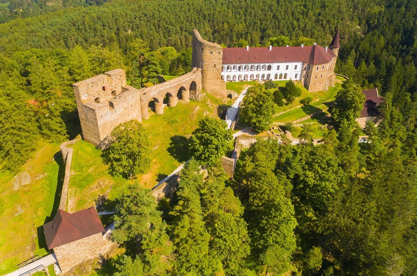 Za krásami šumavských hradů